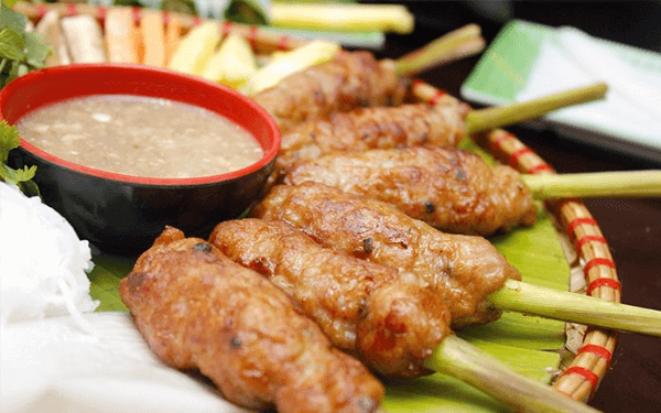 làm nem lụi Huế ngon