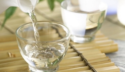 uống rượu men lá
