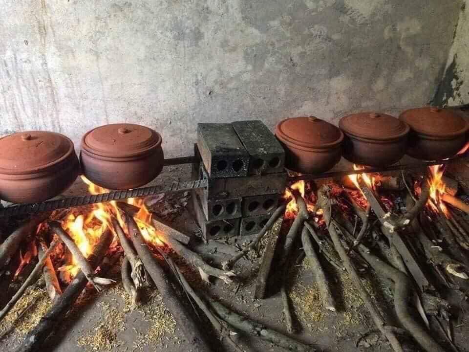 Các bước làm niêu cá diếc om trám