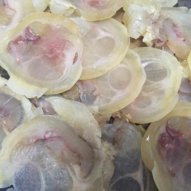 Luộc gân trước bằng nước sôi và gừng