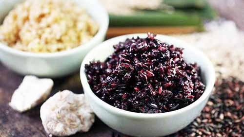 Bí quyết làm nên mẻ cơm rượu nếp cẩm hấp dẫn