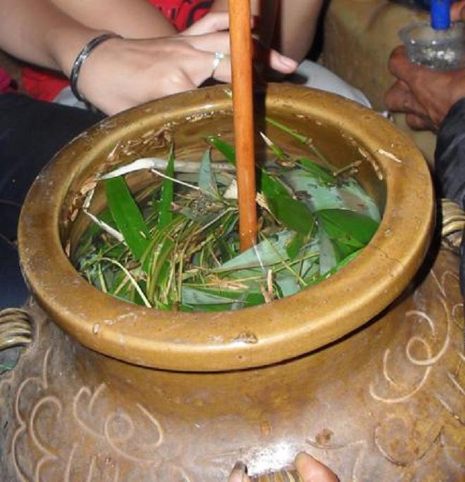 Cách uống rượu cần Hòa Bình